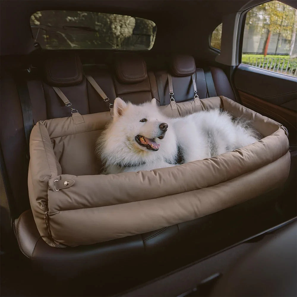 Panier de grande tailles pour chien de couleur beige. Le chien est de couleur blanc et il est sur la banquette arrière d'une voiture. Image produit Boutiquechien  Image