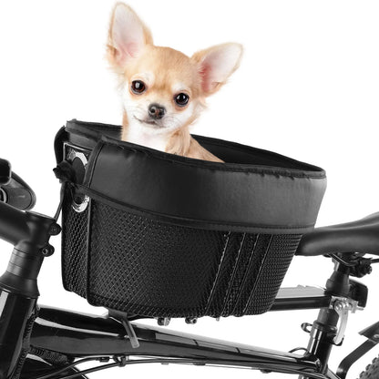 panier à vélo pour chien de couleur noir. Le panier chien est dépose sur une barre accroché au cadre du vélo et à la selle du vélo. Un chihuahua blanc et assis dans le panier chien vélo avec double accroche.  Image produit Boutiquechien