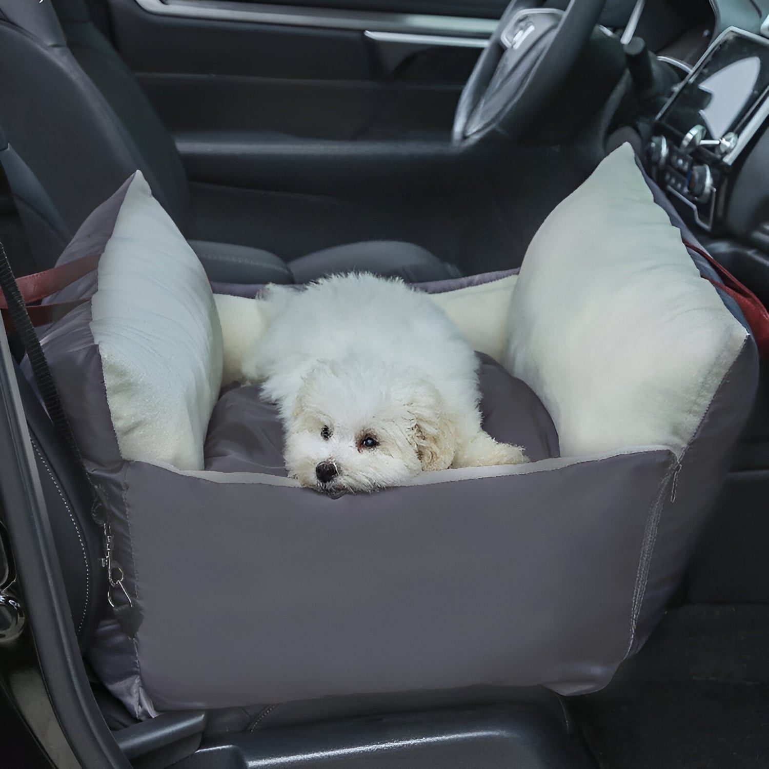 Panier de transport pour chien de couleur gris et blanc dans une voiture de couleur noir. Image produit Boutiquechien