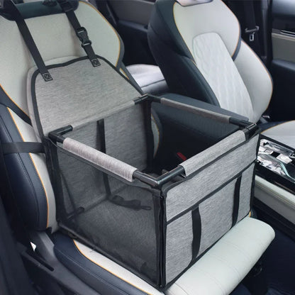 Panier de transport pour chien de couleur bleu et blanc rayé posé dans une voiture de couleur gris Le panier chien est sur le siège passager de la voiture de couleur blanc. Image produit Boutiquechien