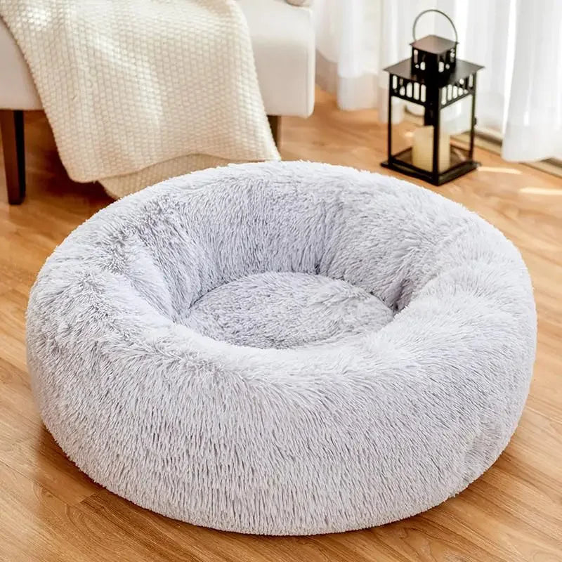 panier fluffy pour chien de couleur gris pour chien xxl . Panier gris sur parquet brun pour moi avec une lanterne noir en fond et un canapé blanc pour chien. Produit pour boutiquechien