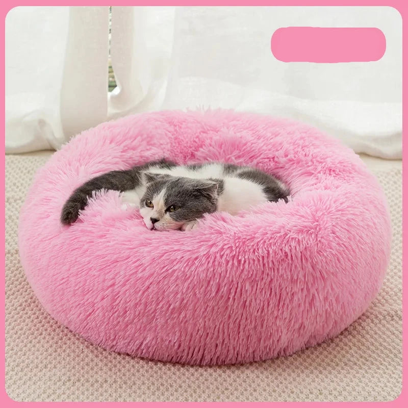panier fluffy de couleurs rose avec un chat gris et blanc couché dans le panier. Image produit boutiquechien