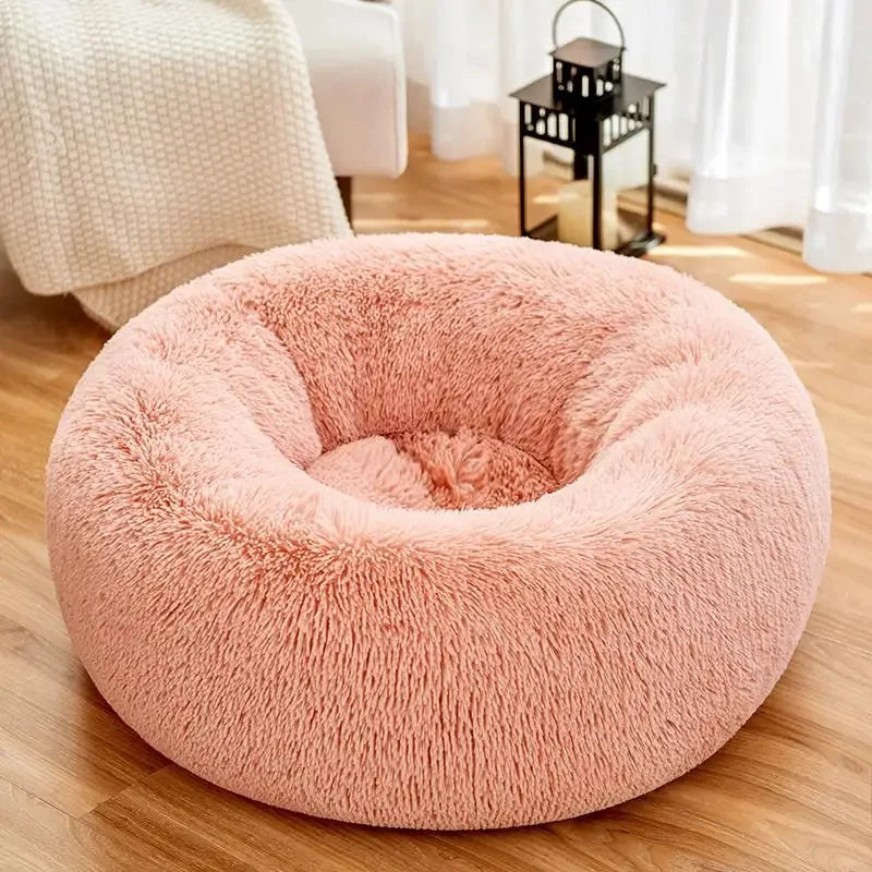 panier fluffy pour chien xxl rose résistant dans un salon avec un parquet brun  et une lanterne noir. Image produit boutiquechien 