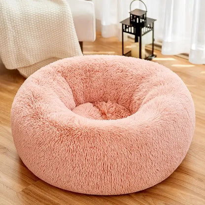 panier fluffy pour chien xxl rose résistant dans un salon avec un parquet brun  et une lanterne noir. Image produit boutiquechien 