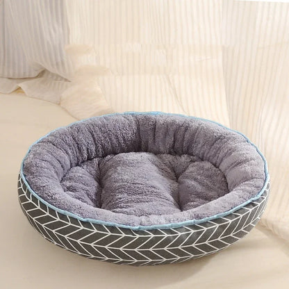 Le panier est de couleur gris avec des rayures blanc sur tout le long du panier. L'intérieur du panier est moelleux et doux. image produit boutiquechien