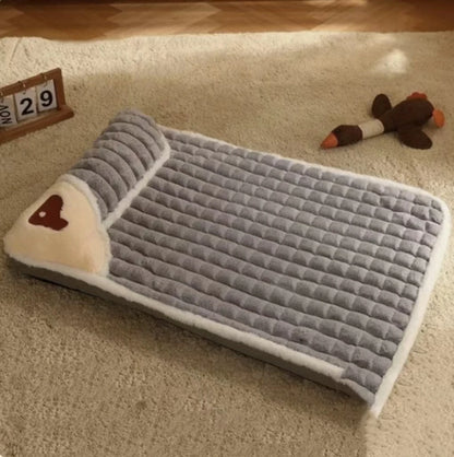 panier pour chien de couleurs blanc et Gris de tailles xxl pour chien. Le panier est posé sur une tapis blanc sur lequel il y a aussi un jouet canard pour chien. Image produit pour boutiquechien