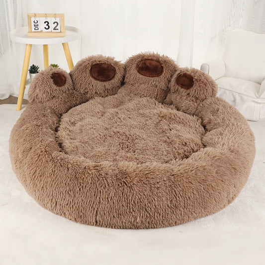 grand panier pour chien de couleur brun résistant et durable. C'est un gros panier pour chien en forme de patte. Le fond est blanc est possède une table basse et un petit siège Blanca aussi. Image produit Boutiquechien