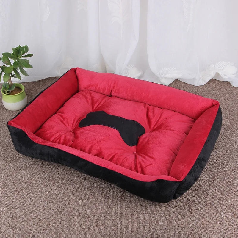 panier pour chien de couleurs noir et rouge avec motif os pour chien. Image produit de boutiquechien