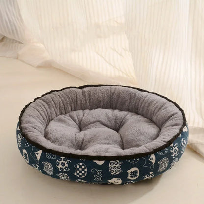 panier pour chien moelleux avec logo de chat chinois de couleur bleu et chat blanc. Le panier à un intérieur moelleux gris pour chien. Image produit boutiquechien