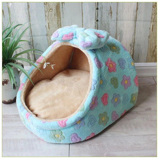 Panier style nid de couleur bleu à fleur. Le produit est mis en valeur avec une plante verte sur le côté. Image produit Boutiquechien