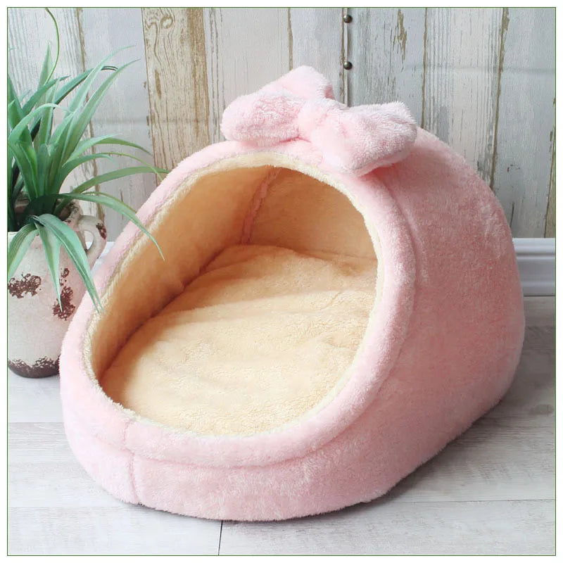 Panier style nid de couleur rose et blanc. Le produit est mis en valeur avec une plante verte sur le côté. Image produit Boutiquechien