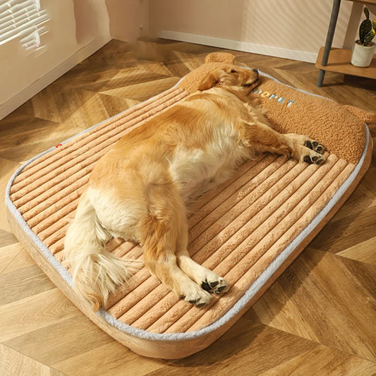 grand panier roux couché sur son panier xxl pour chien. Le panier xxl est dans le salon sur dur parquet brun. Image produit pour boutiquechien