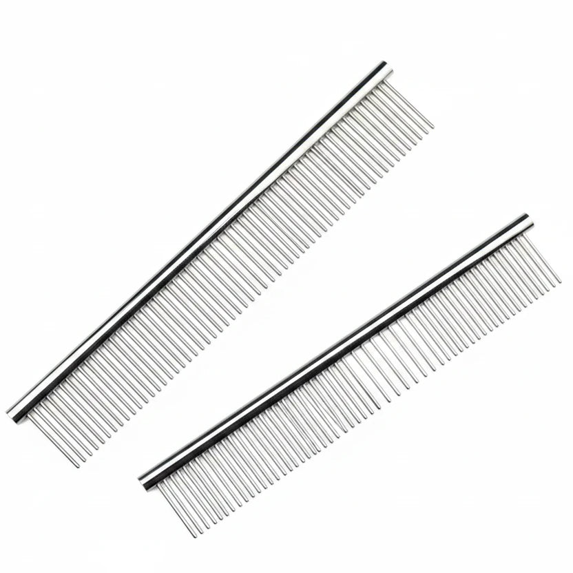 Peigne pour chien de couleur gris se mettant en valeur dans un fond de couleur noir. Image produit Boutiquechien