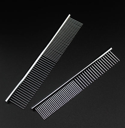 Peigne pour chien de couleur gris se mettant en valeur dans un fond de couleur noir. Image produit Boutiquechien