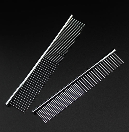Peigne pour chien de couleur gris se mettant en valeur dans un fond de couleur noir. Image produit Boutiquechien