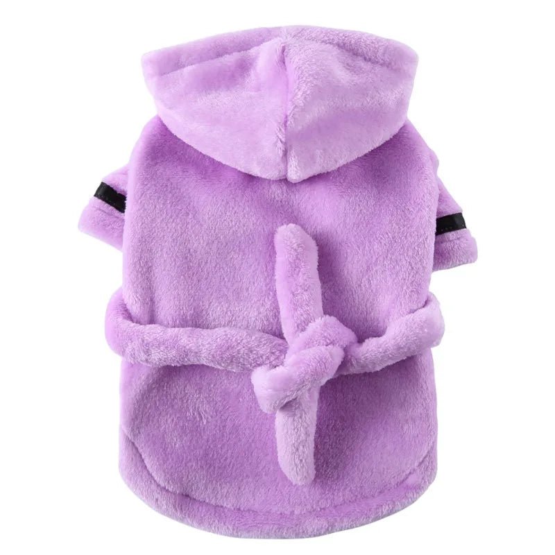 Peignoir pour chien de couleur violet et noir dans un fond blanc. Image produit Boutiquechien