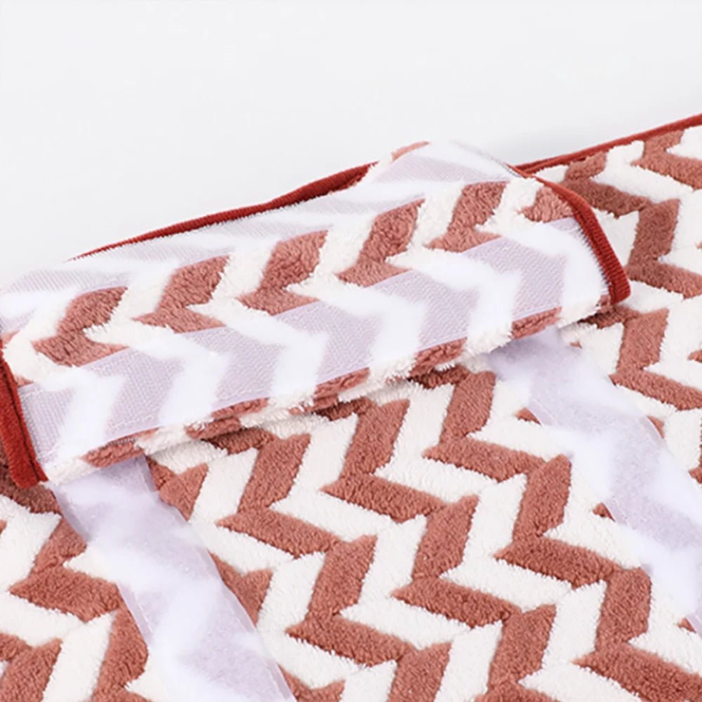 Attache du peignoir pour chien de couleur rouge et blanc avec scratch blanc. Image produit Boutiquechien