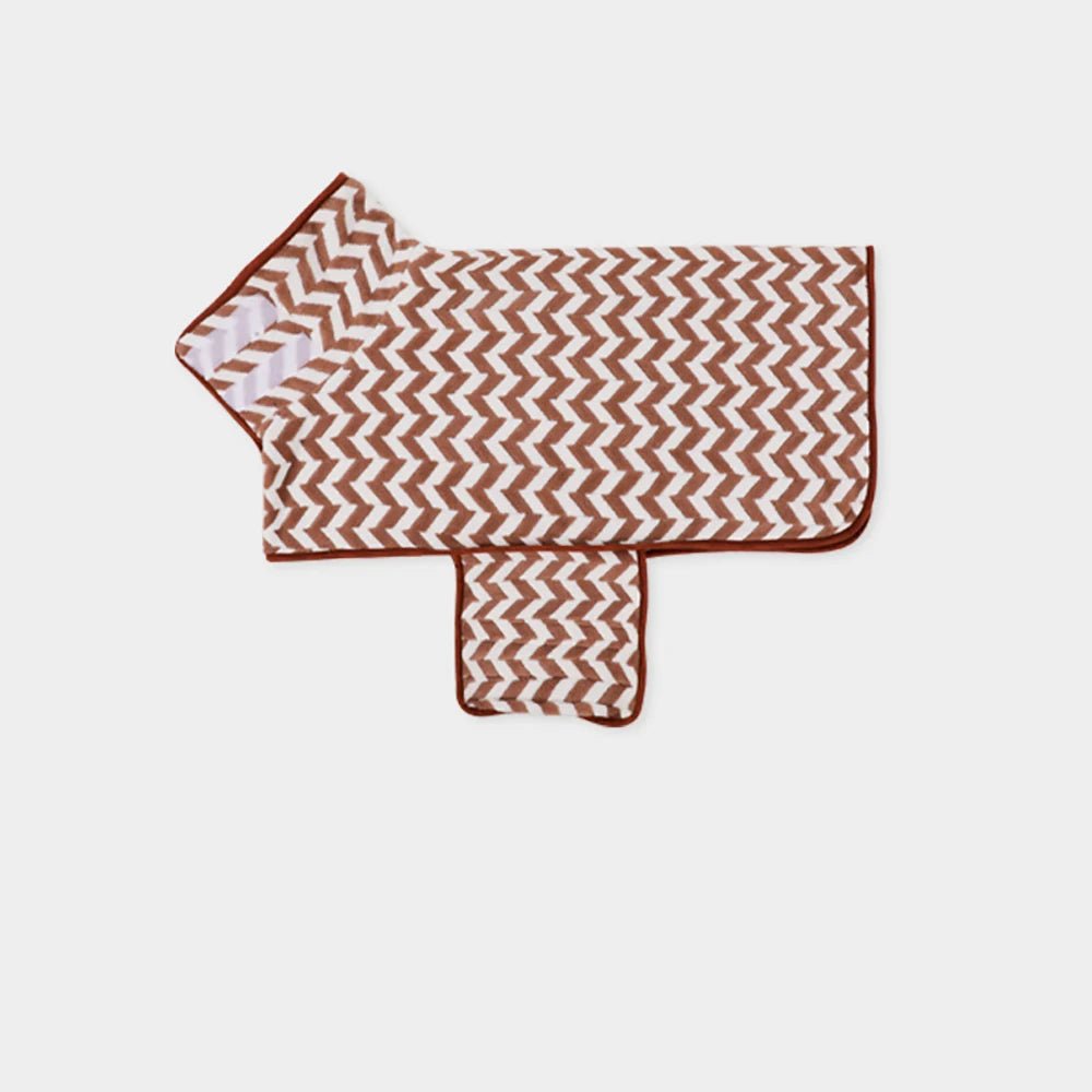 Peignoir pour chien de couleur rouge et blanc avec des rayures de couleurs blanches. Image produit Boutiquechien