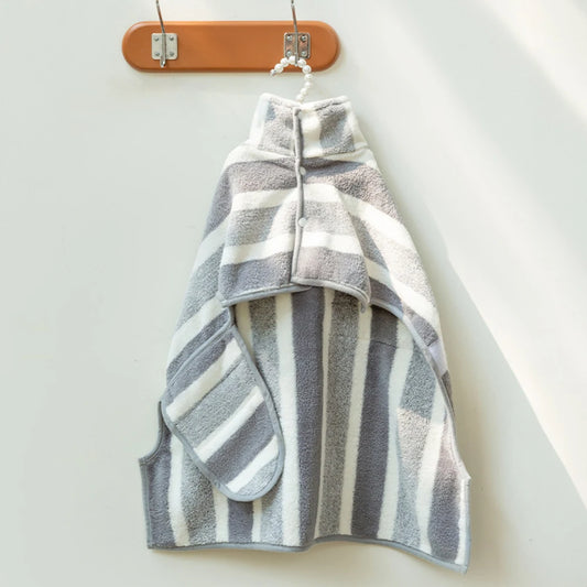 Peignoir pour chien de couleur gris et blanc mis sur un ceintre. Image produit Boutiquechien