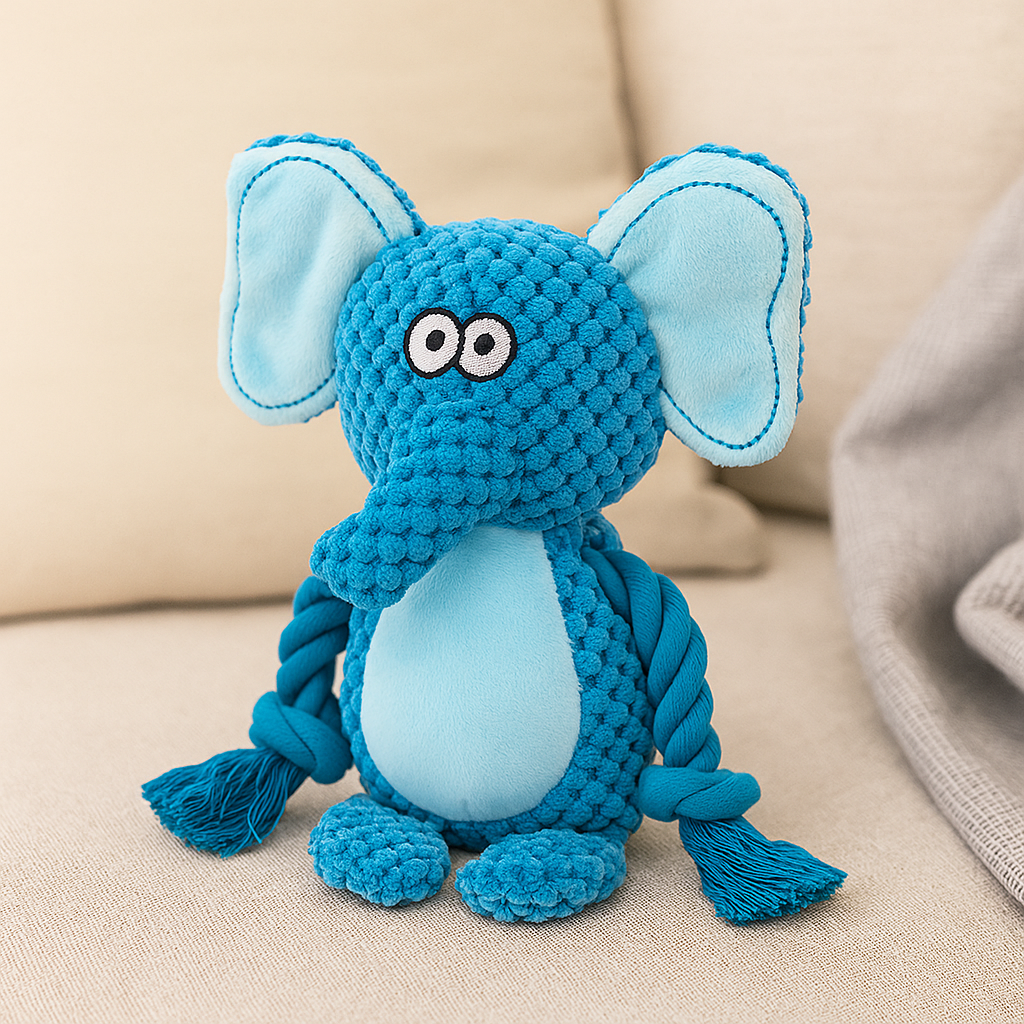 Éléphant bleu peluche style corde posé sur un canapé de couleur blanc. Image produit Boutiquechien  