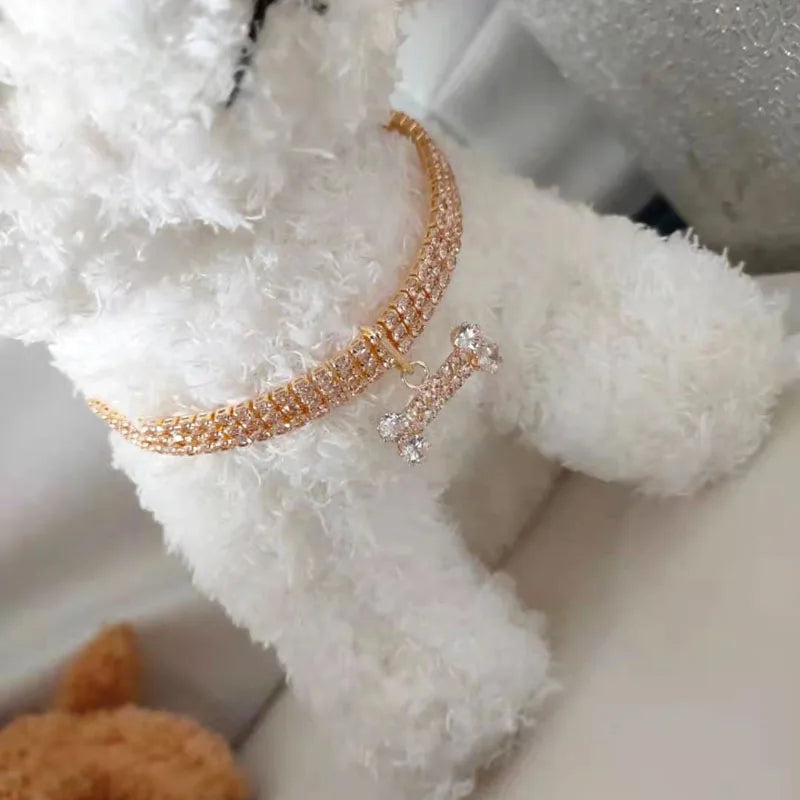 peluche chiot de couleur blanc portant un collier pour chiot rose style diamant 