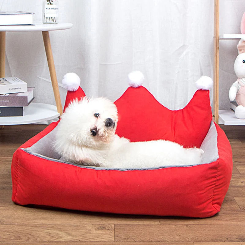 Panier pour chien princesse rouge avec un petit chien blanc dedans  Image