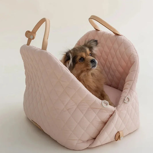 petit chien de couleur brun claire dans un sac design de couleur rose posé sur un sol claire. Image produit Boutiquechien