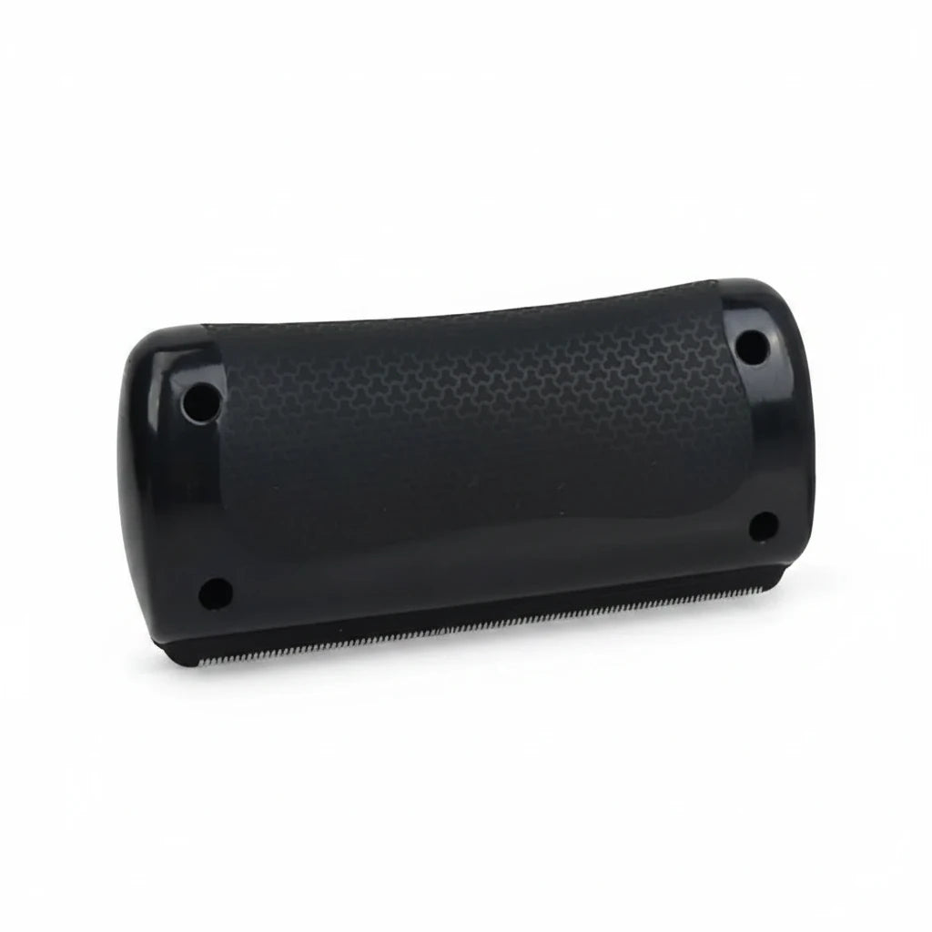 petite brosse pour chien de couleur noir mis en valeur dans un fond blue avec une table en marbre. Image produit Boutiquechien