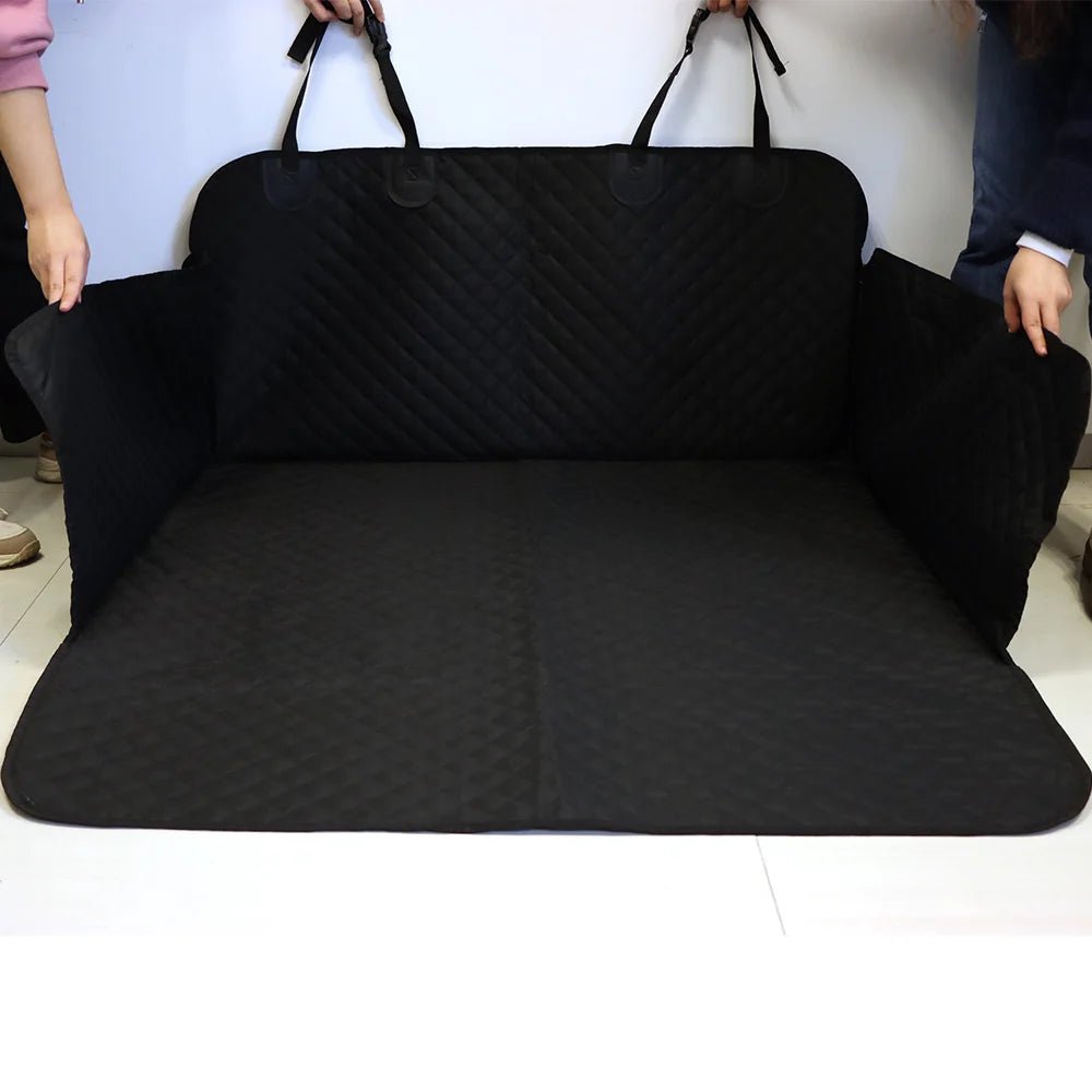 protection de coffre pour chiens de couleur noir avec des personnes le tenant. Image produit Boutiquechien