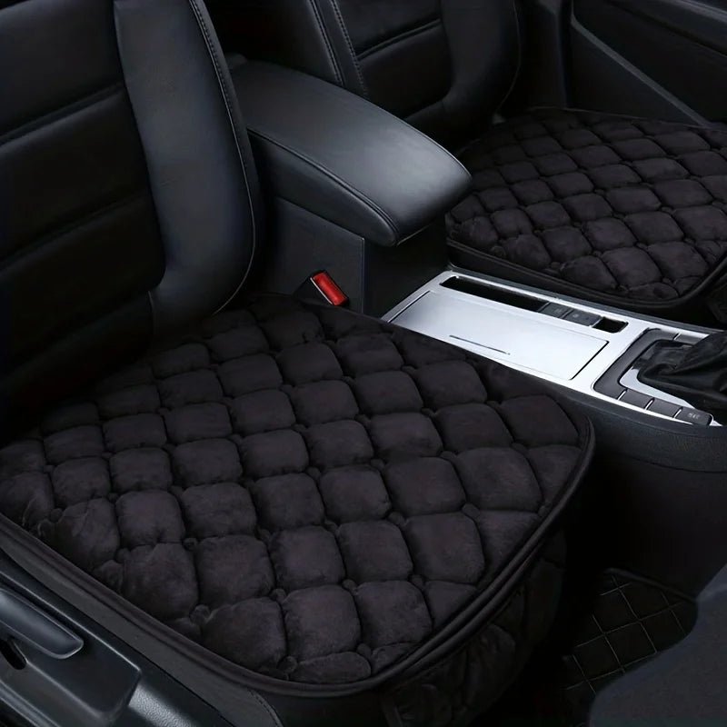 Tapis de protection pour chien pour les voitures. Le tapis de protection est de couleurs noir et possède une pochette de rangement. Le tapis de protection est posé sur des sièges de voitures de couleurs noir. Image produit Boutiquechien