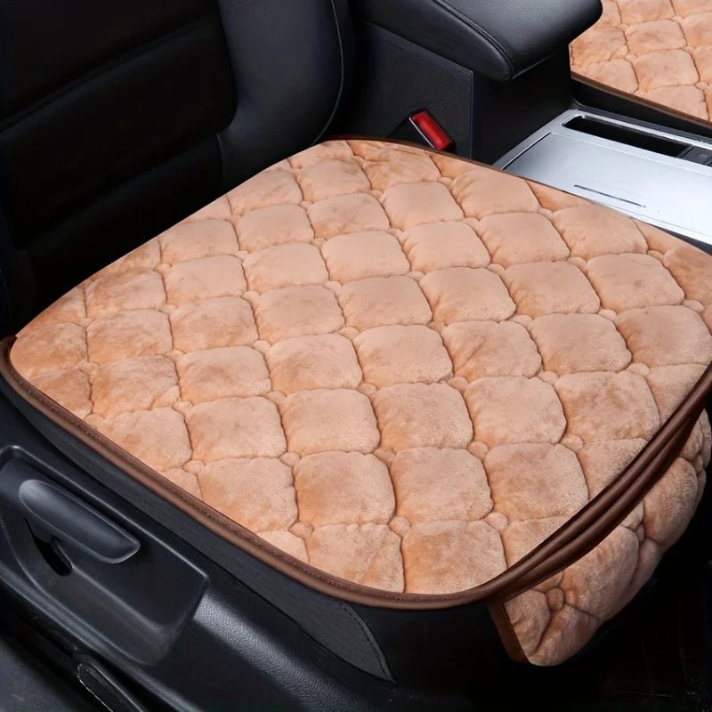 Tapis de protection pour chien pour les voitures. Le tapis de protection est de couleurs beige et possède une pochette de rangement. Le tapis de protection est posé sur des sièges de voitures de couleurs noir. Image produit Boutiquechien