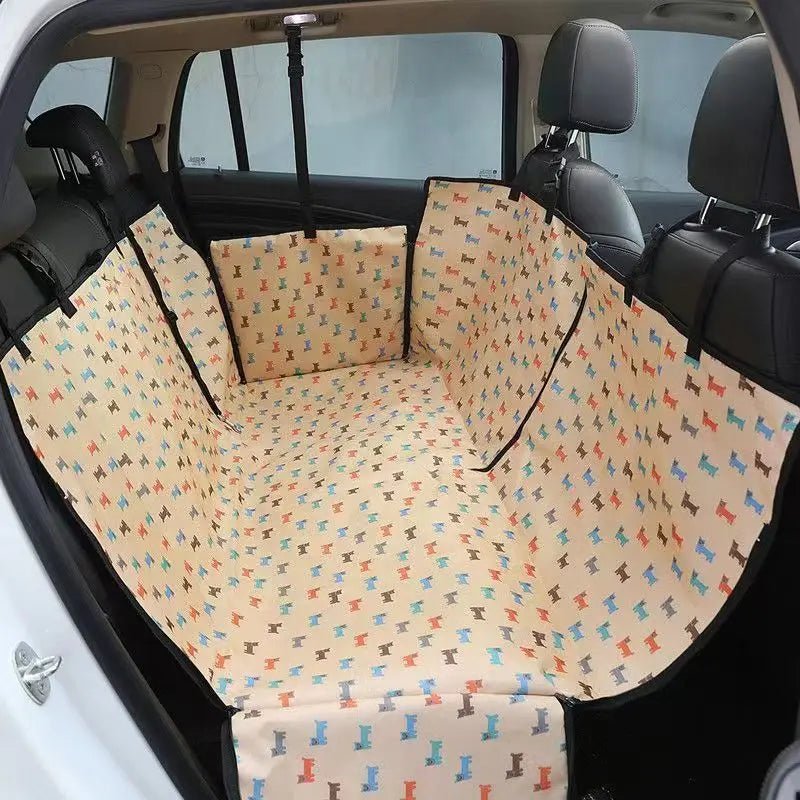 protection de siege pour chien de couleur claire avec des chiens de couleur dessus. Les siège sont de couleur noir dans une voiture blanche. Image produit Boutiquechien 