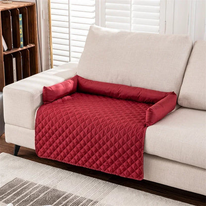 Protection de canapé de couleur rouge posé sur un canapé de couleur blanc dans une bibliothèque. Image produit Boutiquechien