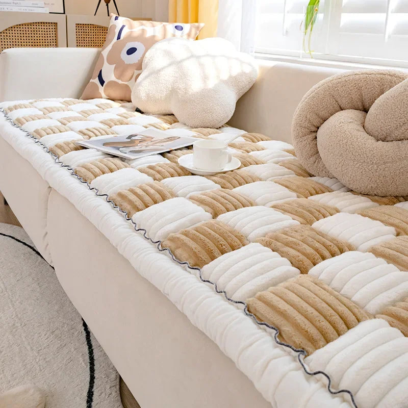 Protection canapé de couleur beige avec des oreillers de couleur claire. Le produit est posé sur un canapé de couleur blanc. Image produit Boutiquechien