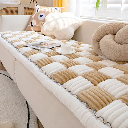 Protection canapé de couleur beige avec des oreillers de couleur claire. Le produit est posé sur un canapé de couleur blanc. Image produit Boutiquechien
