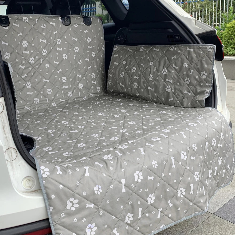 protection de coffre de voiture de couleur gris et blanc posé dans un coffre de coffre de couleur noir. La voiture est de couleur blanche. Image produit Boutiquechien