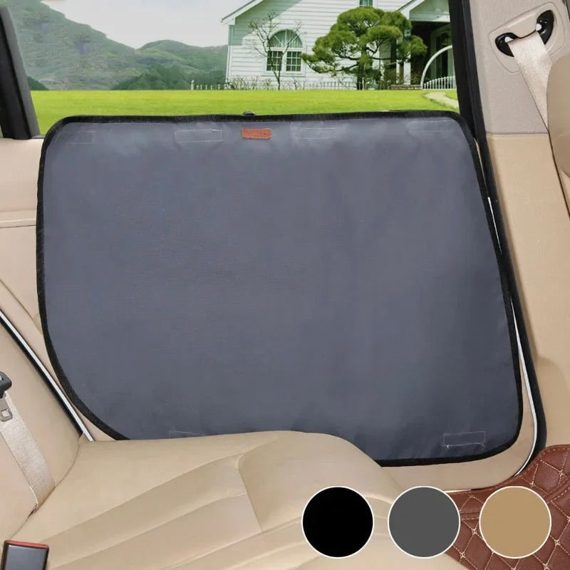 protection de porte de couleur gris pour protéger sa porte contre son chien. La protection de la voiture est de couleur beige avec en fond une Maison Blanche. Image produit Boutiquechien Image