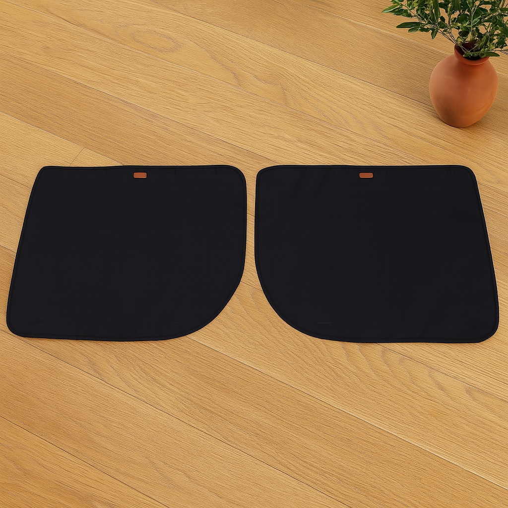 protection de porte de voiture pour chien de couleur noir avec en fond une plante verte. Image produit Boutiquechien Image