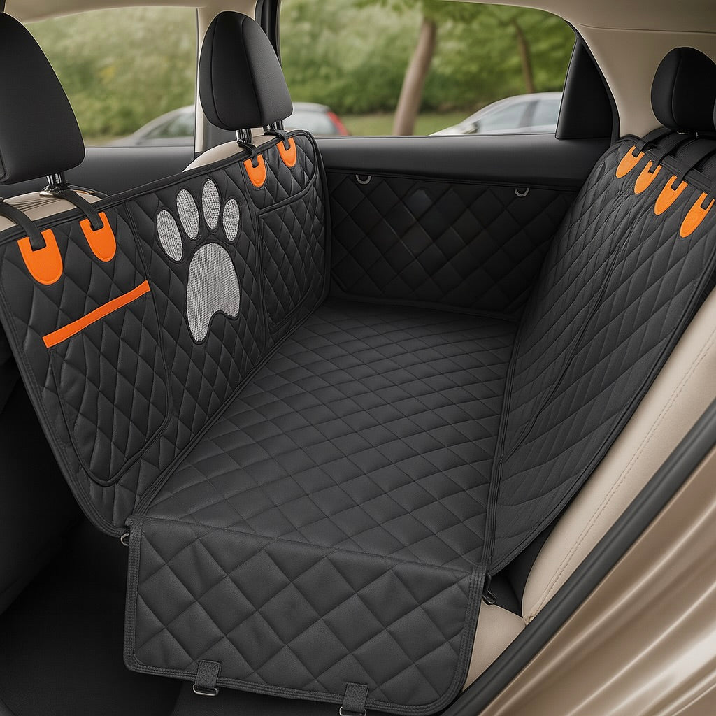 Protection de siège pour chien de couleur noir avec des rappels orange posé dans une voiture de couleur claire. Image Produit Boutiquechien Image