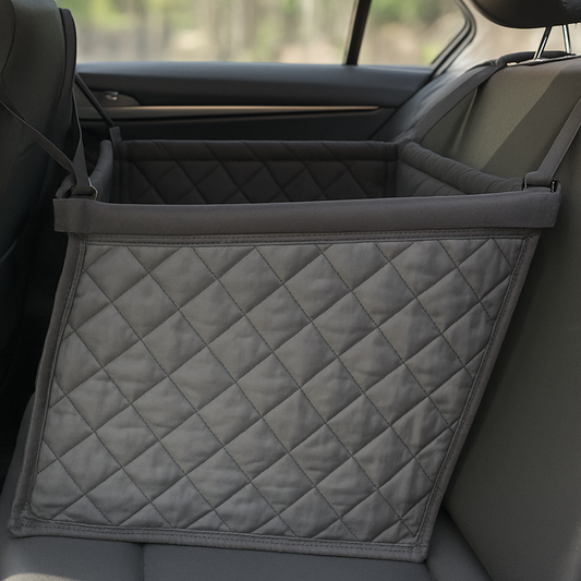 protection de siège en forme de parc de couleur noir posé sur une banquette arrière de voiture de couleur noir. Image produit Boutiquechien