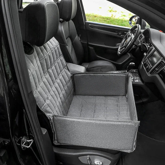 Protection de siège de voiture de couleur grise dans un intérieur de voiture de couleur noir. Image produit Boutiquechien