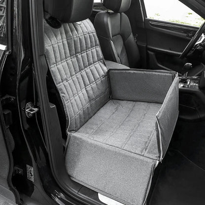 Protection de siege de voiture de couleur gris rembourré dans un intérieur de voiture de couleur noir. Image produit Boutiquechien