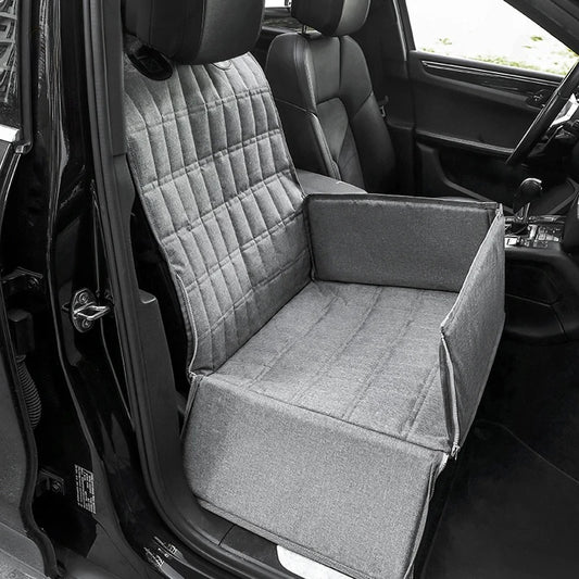 Protection de siege de voiture de couleur gris rembourré dans un intérieur de voiture de couleur noir. Image produit Boutiquechien