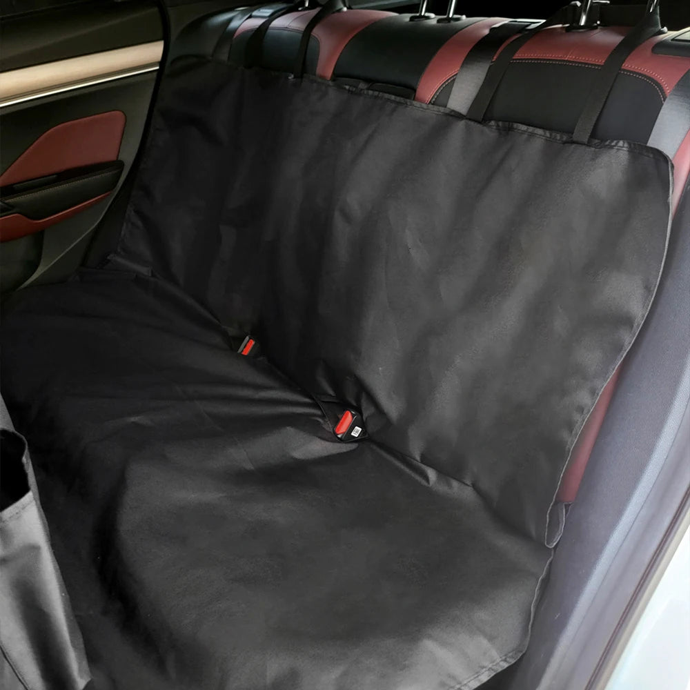 Protection de siege pour chien de couleur noir sur des sièges de voiture de couleur rouge et noir. Image produit Boutiquechien Image