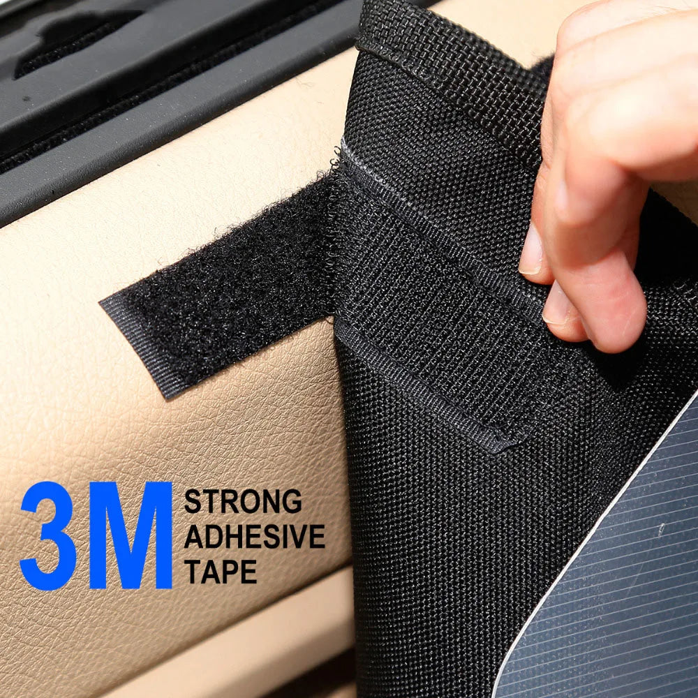 Protection de porte de voiture tenu avec un scratch sur une porte noir. Le scratch fait 3M et il est adhésif. Image produit Boutiquechien