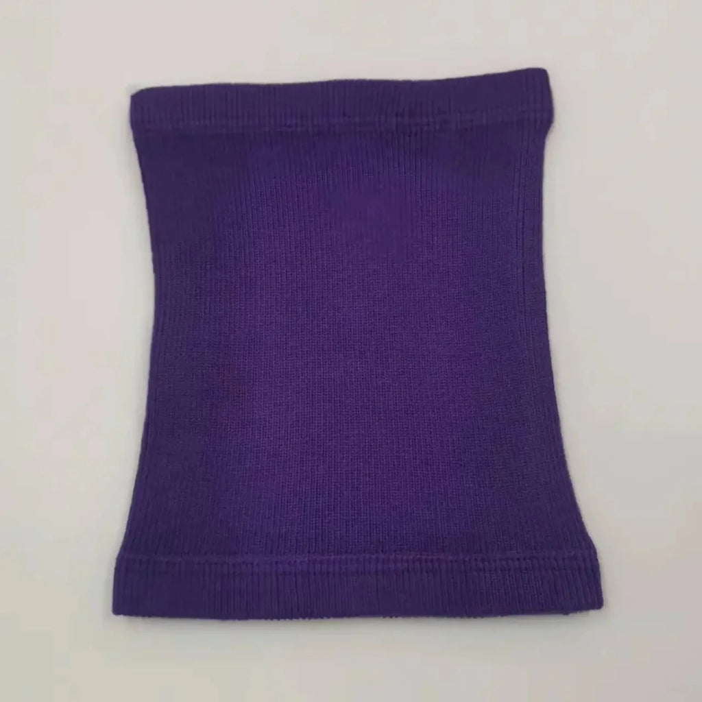 Cache cou et oreilles pour les chiens. le cache cou est de couleur violet et il est posé dans un couleur gris. Image produit Boutiquechien