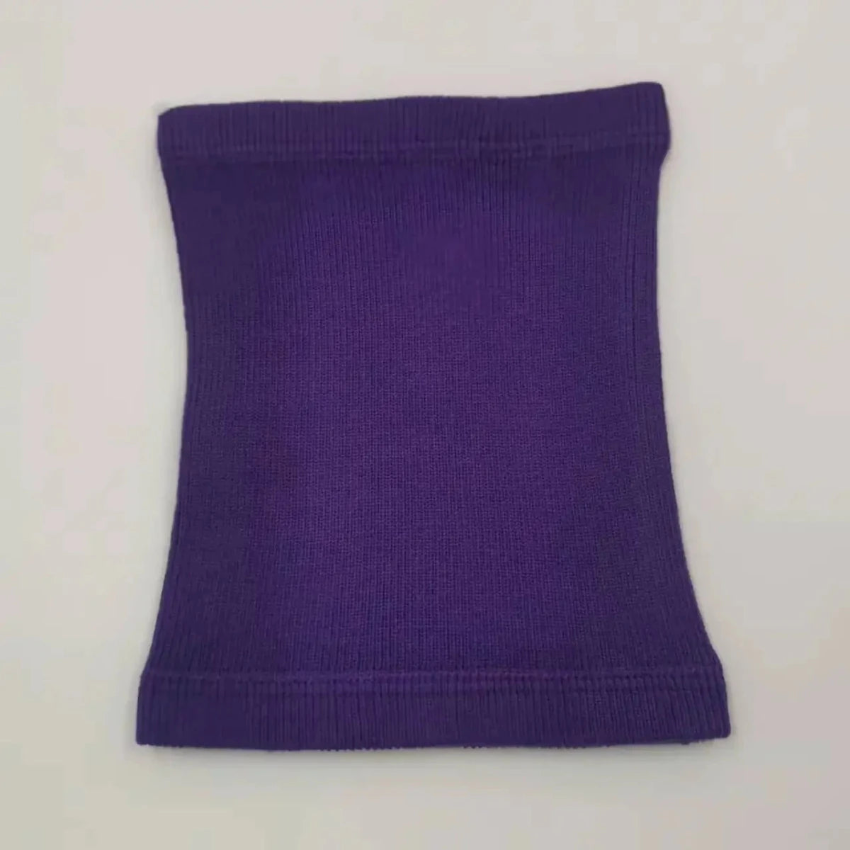 Cache cou et oreilles pour les chiens. le cache cou est de couleur violet et il est posé dans un couleur gris. Image produit Boutiquechien