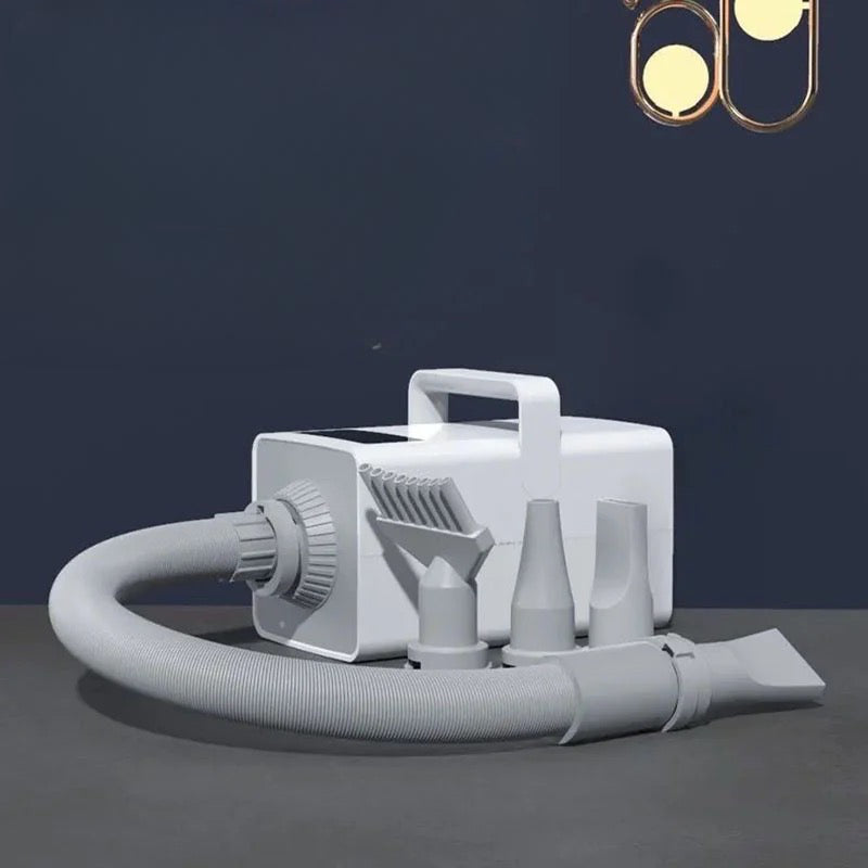 Pulseur chien professionnel de couleur blanc et gris dans un fond bleu et gris. Le Pulseur est parfait pour sécher un chien rapidement. Image produit Boutiquechien