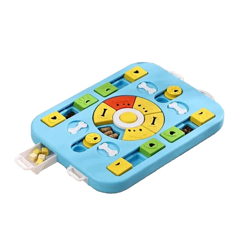 Puzzle pour chien de couleur bleu et jaune au format rectangulaire. Le puzzle est posé sur un tapis gris avec en fond des objects de couleurs blanc. Image produit Boutiquechien