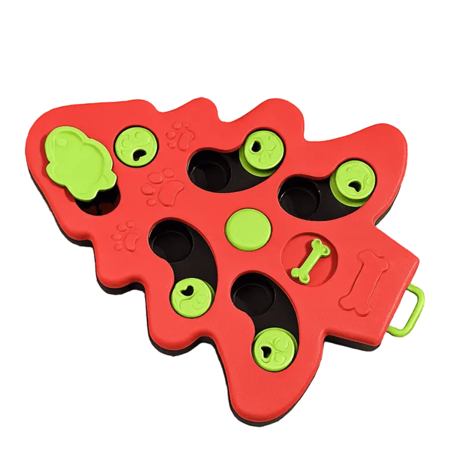 Puzzle pour chien en forme de Sapin de Noel de couleur rouge et vert. Le produit est posé sur un tapis gris. image produit boutiquechien
